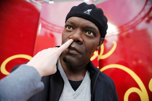 samuel-l-jackson-gets-his-nose-picked-7385-1289810063-10